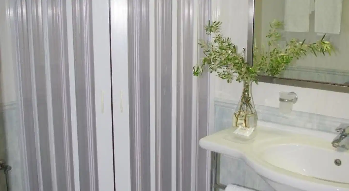 Astron Hotel Badezimmer