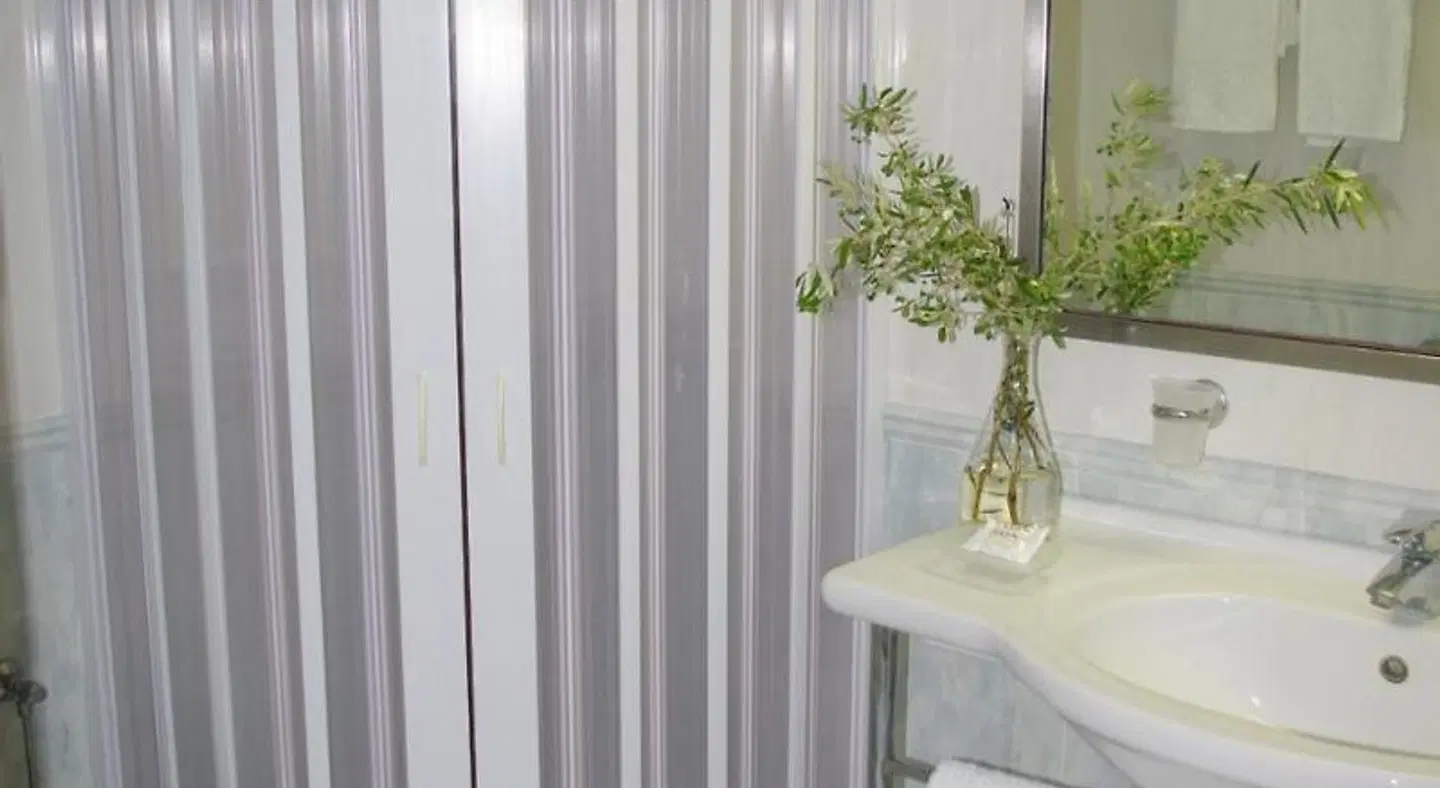 Astron Hotel Badezimmer