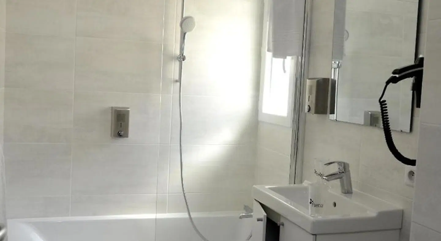 Logis Hôtel Yseria Badezimmer