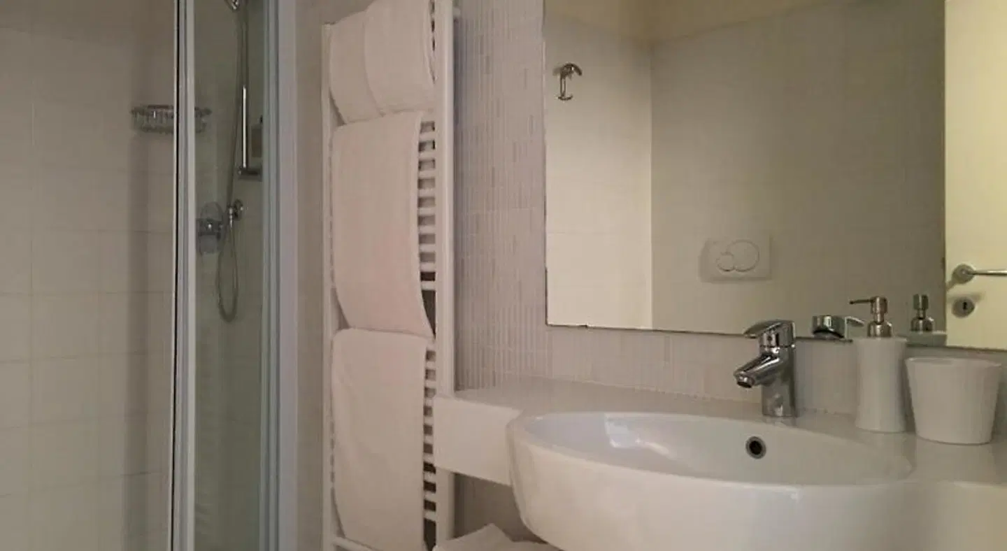 Vialeromadodici Rooms & Apartments Badezimmer