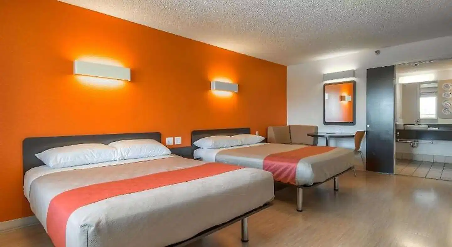 Motel 6 Anaheim, CA - Maingate Wohnbeispiel