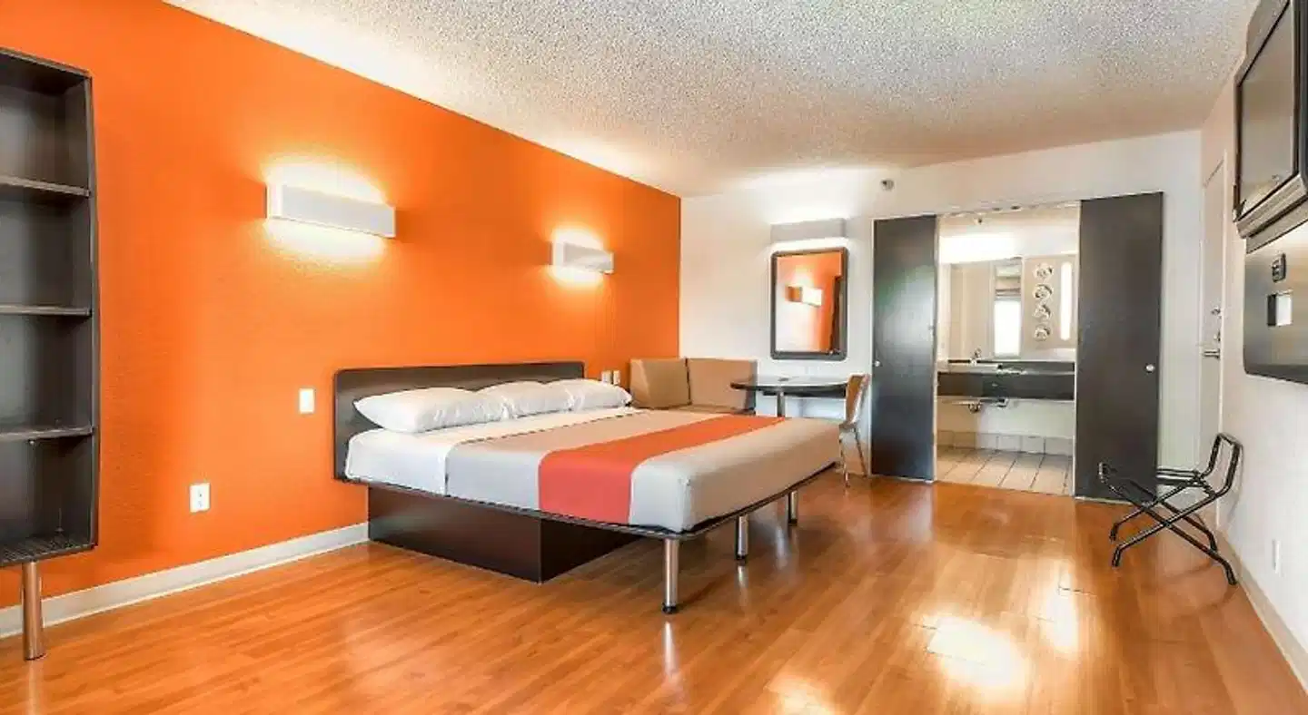 Motel 6 Anaheim, CA - Maingate Wohnbeispiel