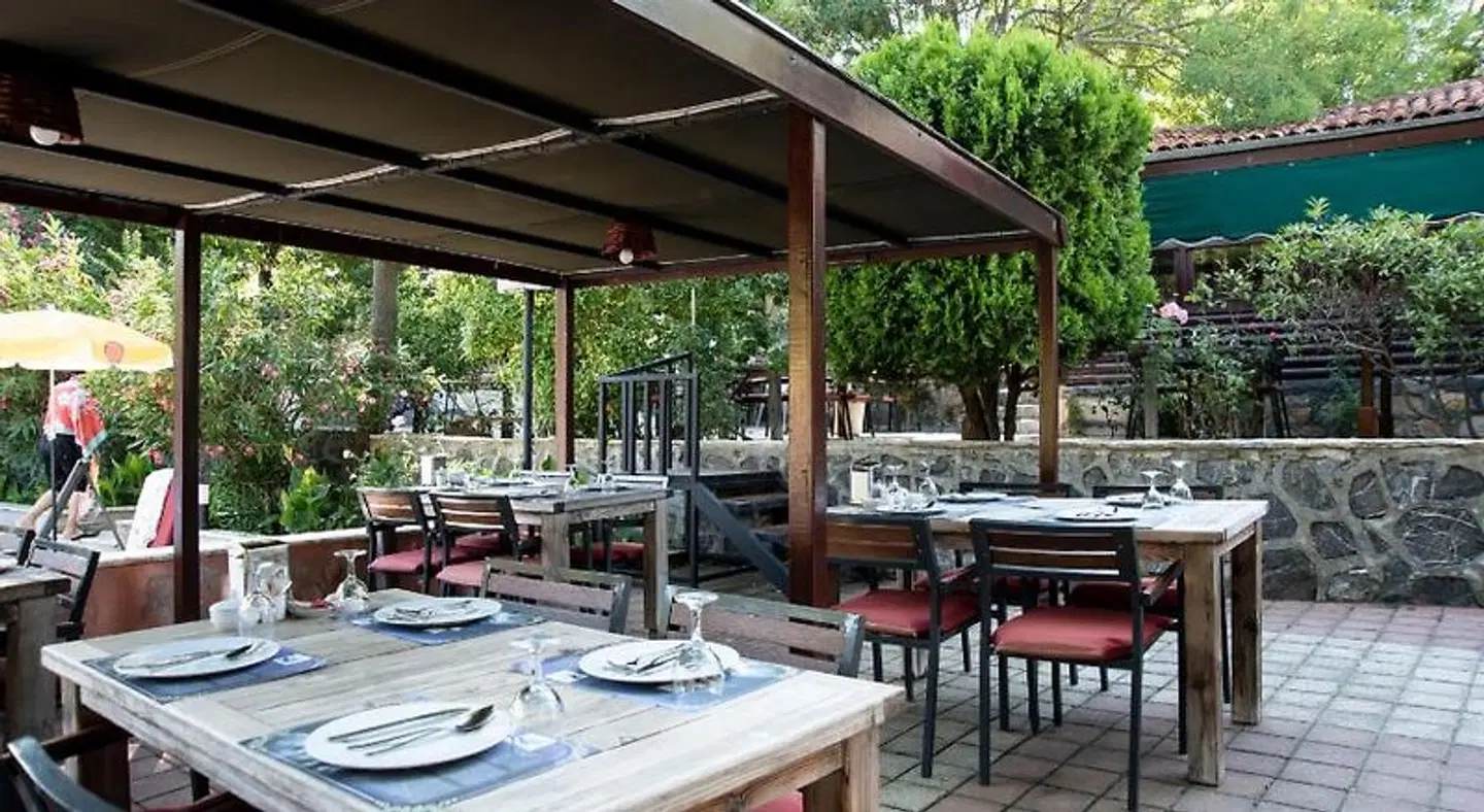 Fener Motel Terrasse
