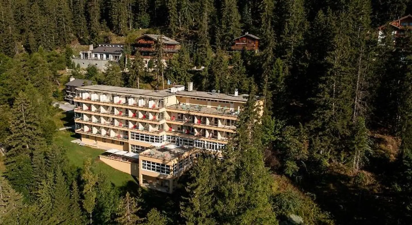 Crans-Montana Youth Hostel EXTERIOR