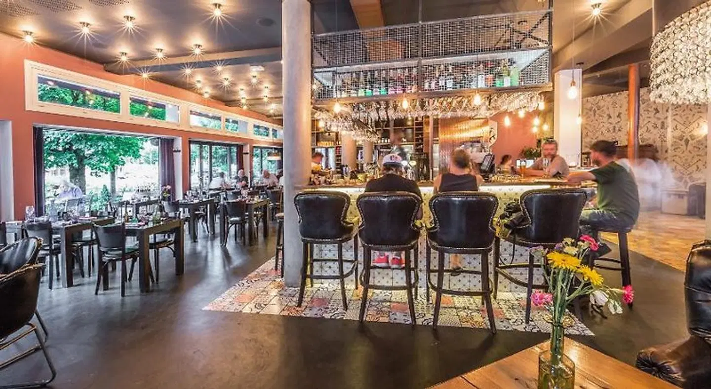 Pointe Isabelle Bar