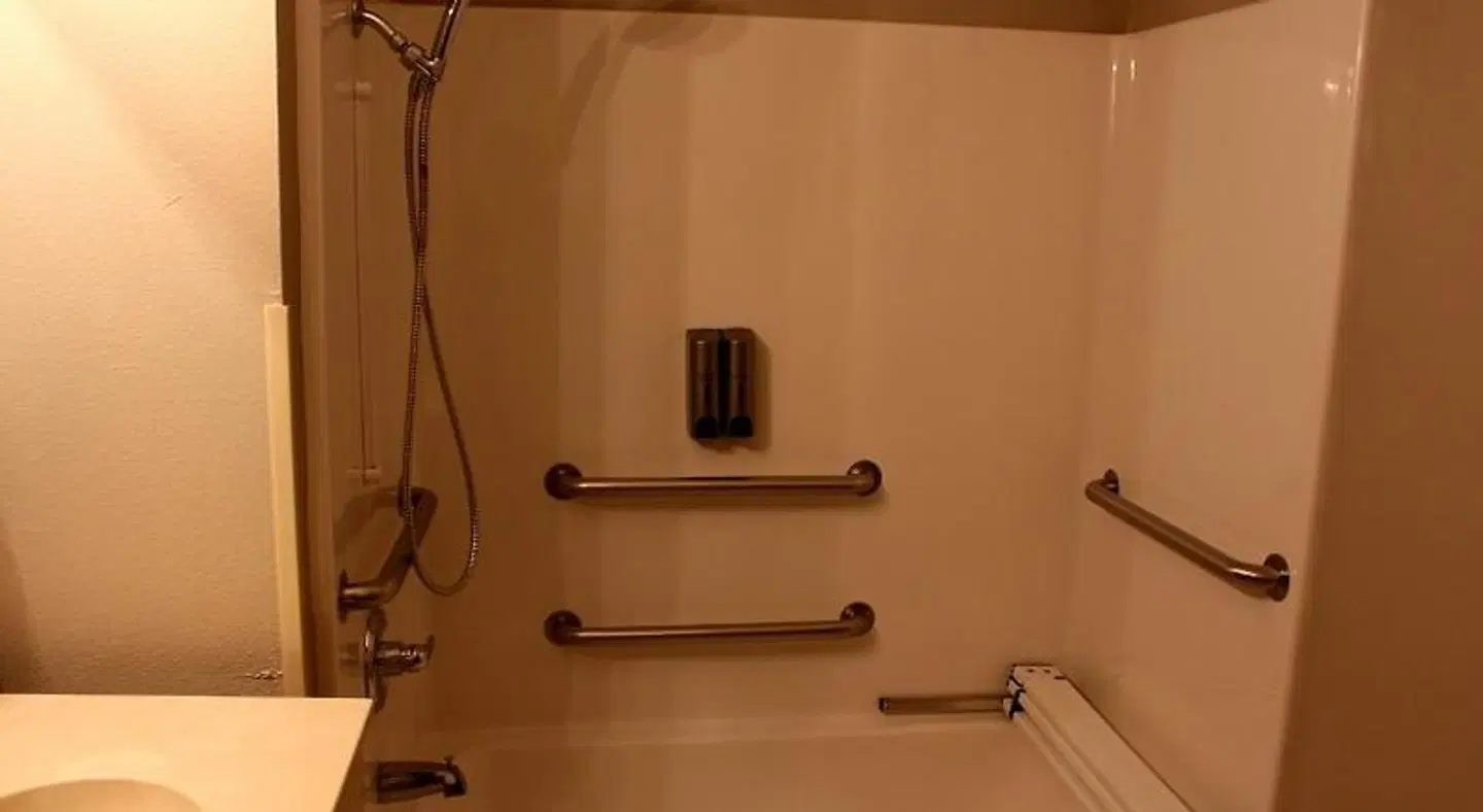 Super 8 Victoria/North/Mall Area Badezimmer