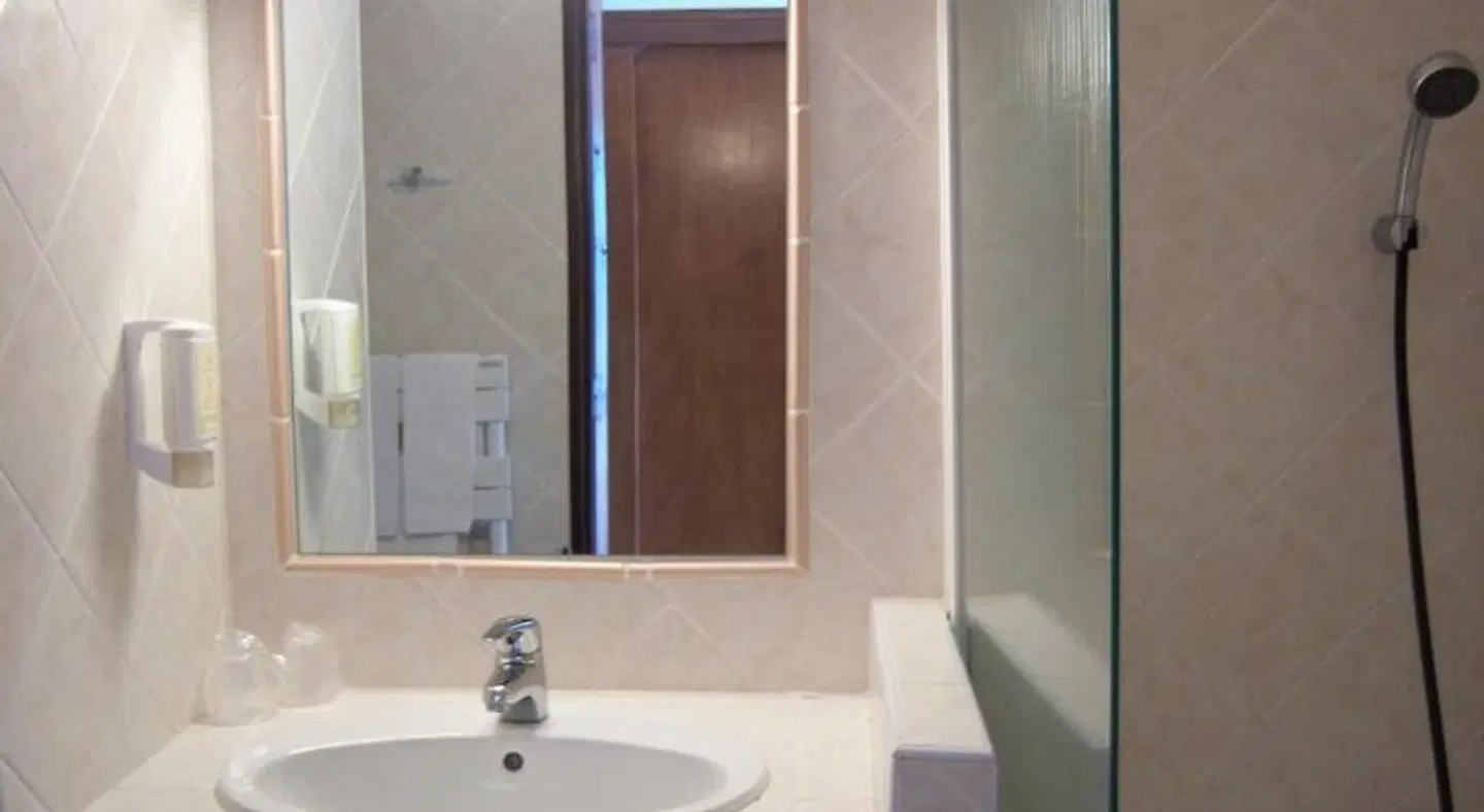 Auberge des Salles Badezimmer