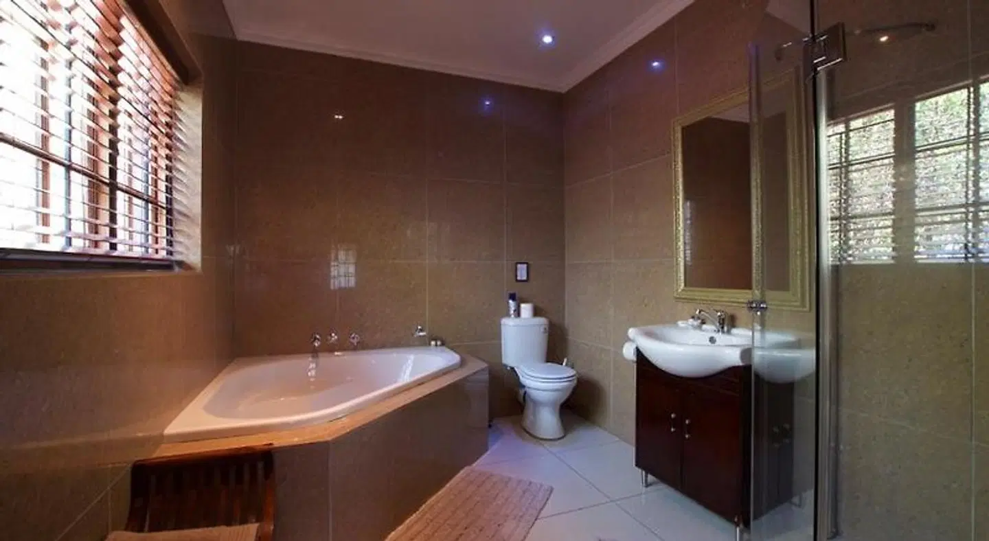 Tuskers Bush Lodge B&B Badezimmer