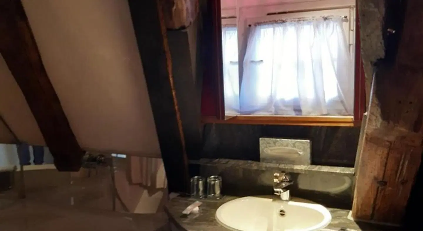 Schiefes Haus Badezimmer