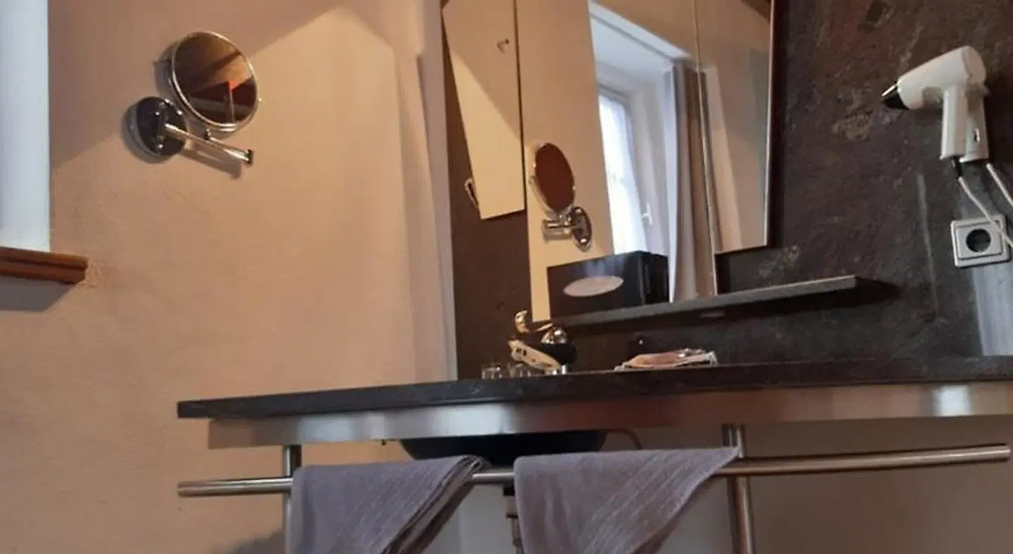 Schiefes Haus HEALTH_BEAUTY