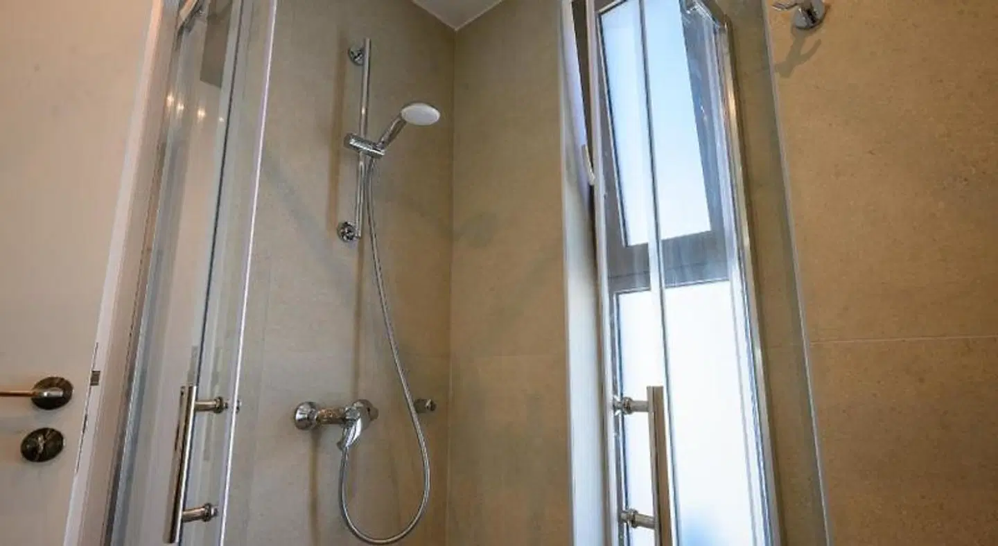 CUBES ON THE BEACH Athens airport Badezimmer