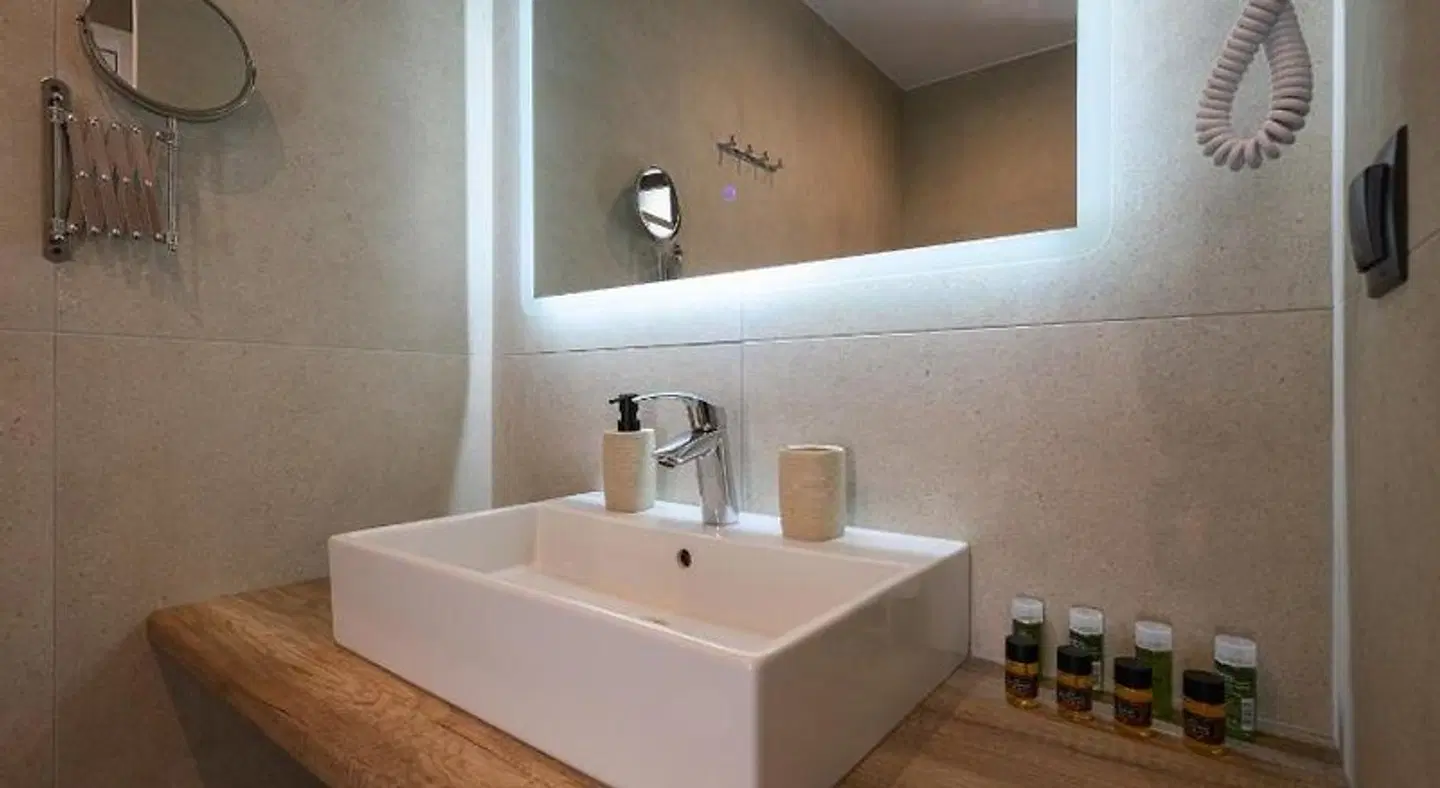 CUBES ON THE BEACH Athens airport Badezimmer