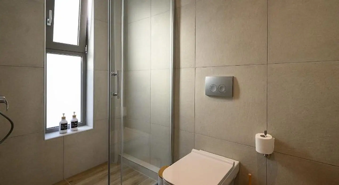 CUBES ON THE BEACH Athens airport Badezimmer