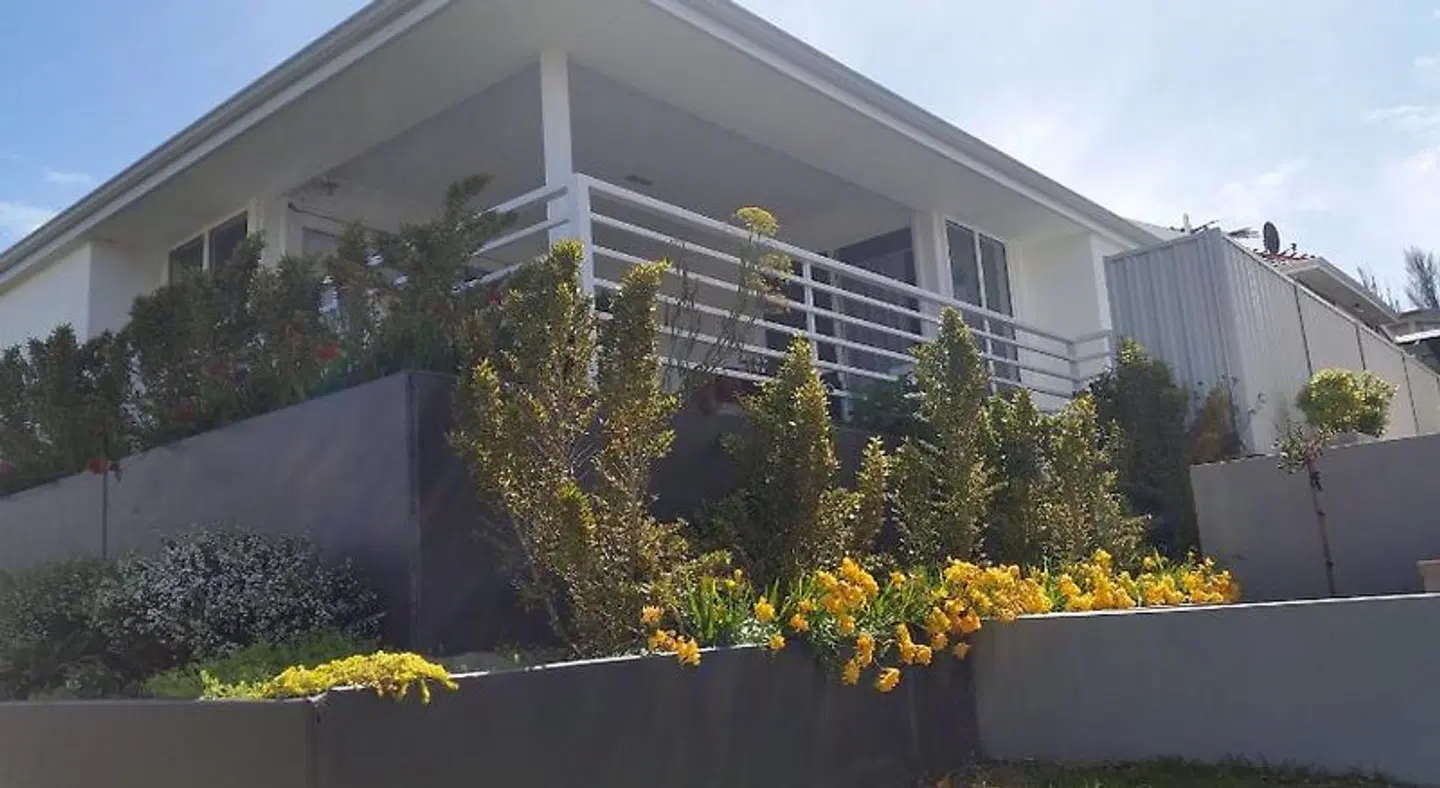 C'est La Vie EXTERIOR