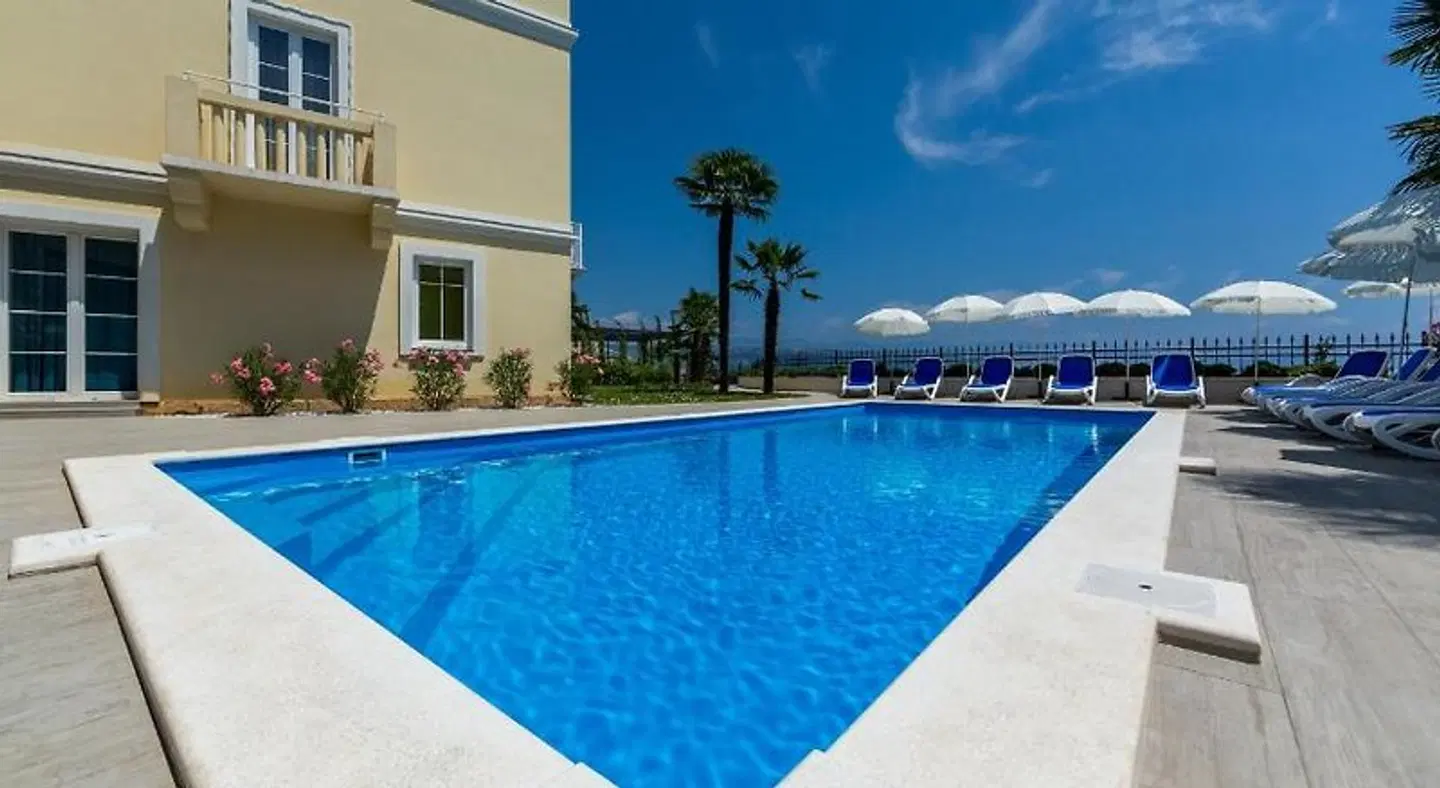 Hotel Domino OUTDOOR_POOL