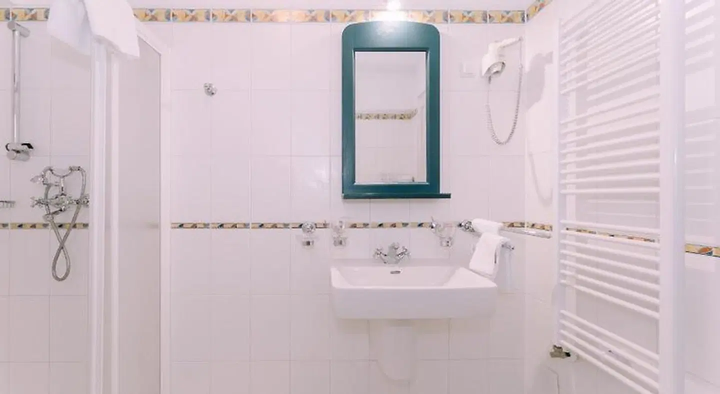 Grand Hotel Dramalj Badezimmer