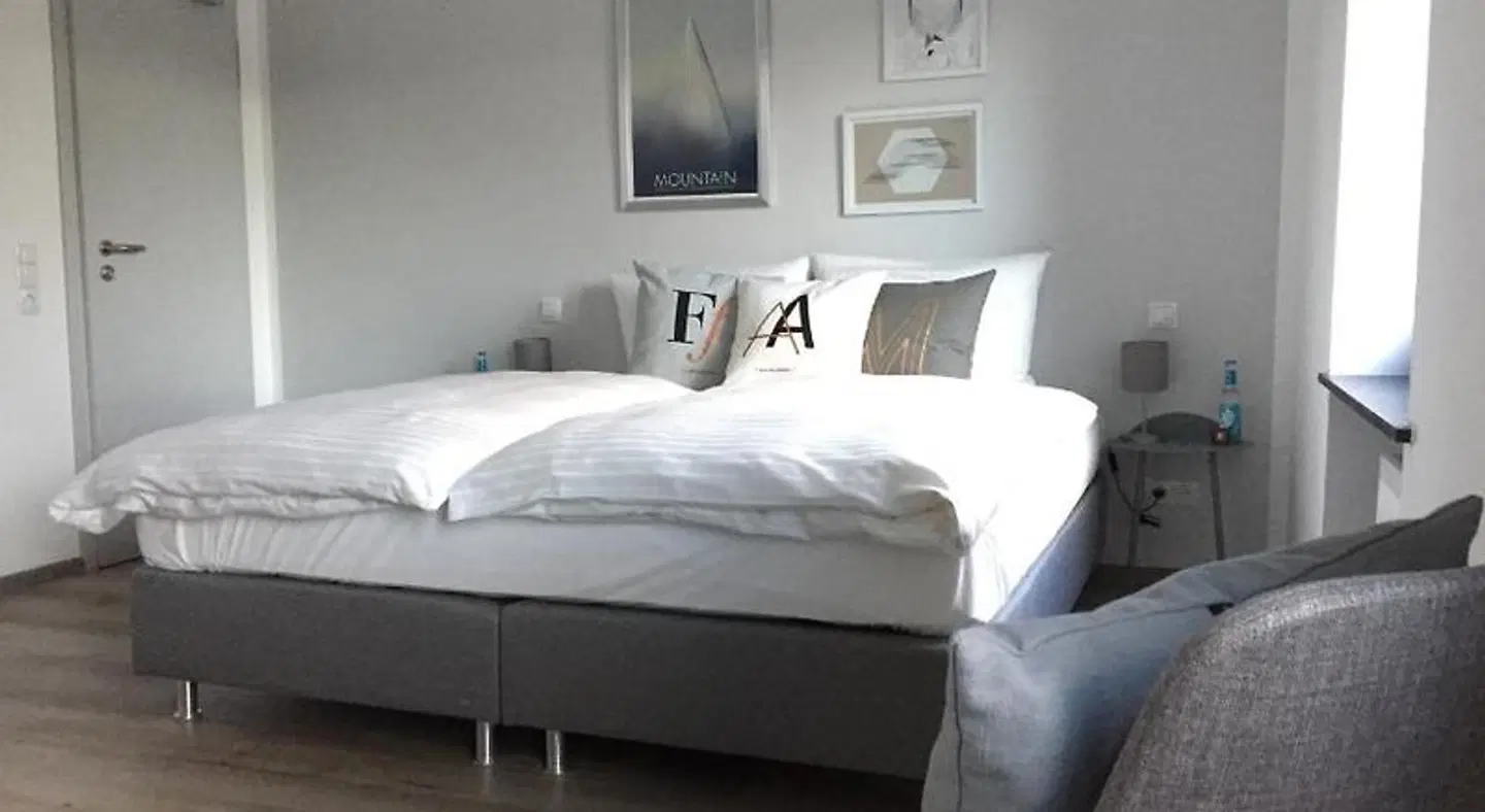 Stilvoll - Café · Bistro · Hotel ROOM_EXAMPLE