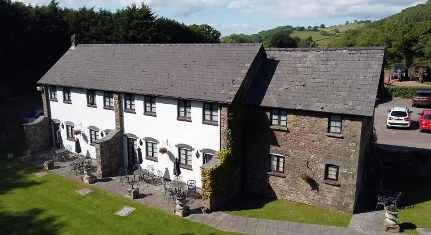 The Greyhound Inn and Hotel EXTERIOR