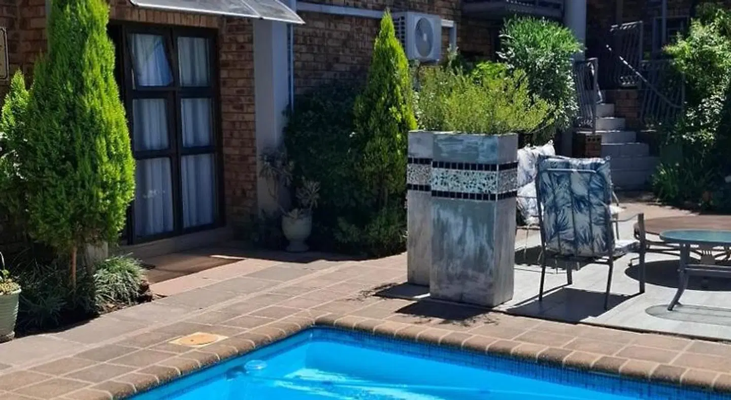 Dormio Manor Guest Lodge OUTDOOR_POOL