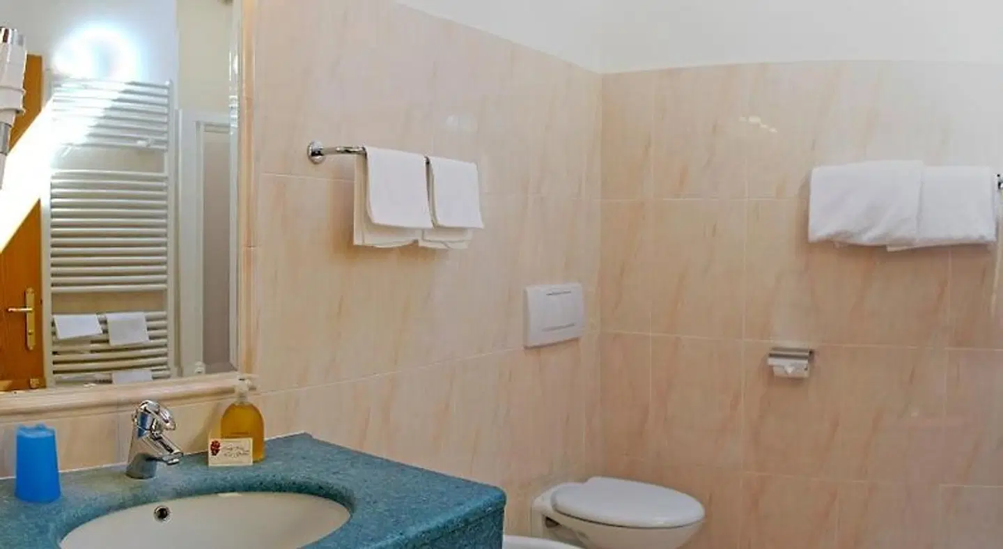 Family Hotel La Grotta Badezimmer