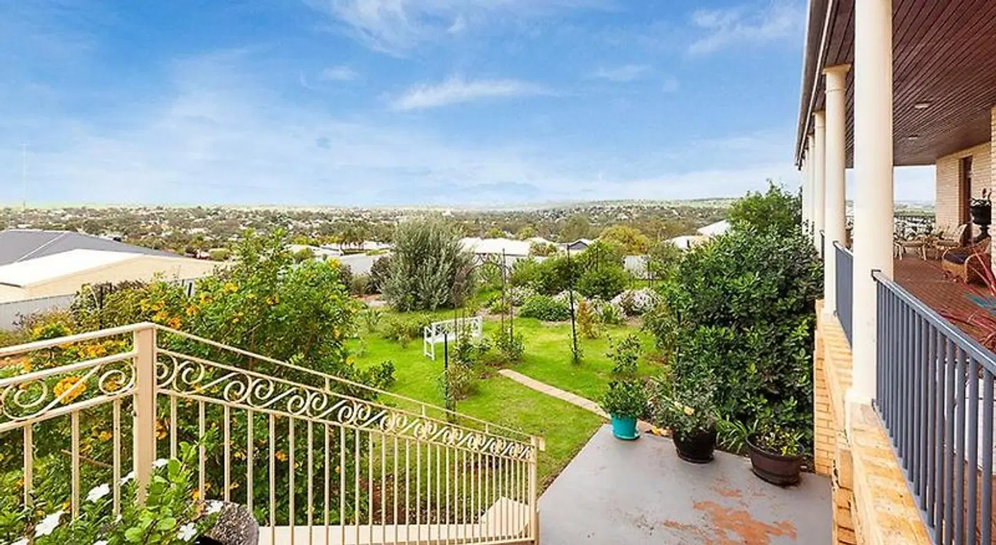 Fairway Manor Accomodation LANDSCAPE