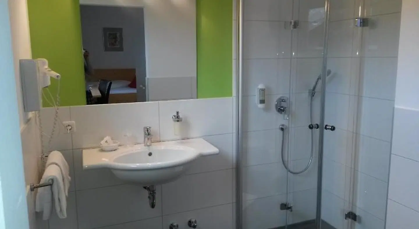 Hotel Goldene Rose Badezimmer