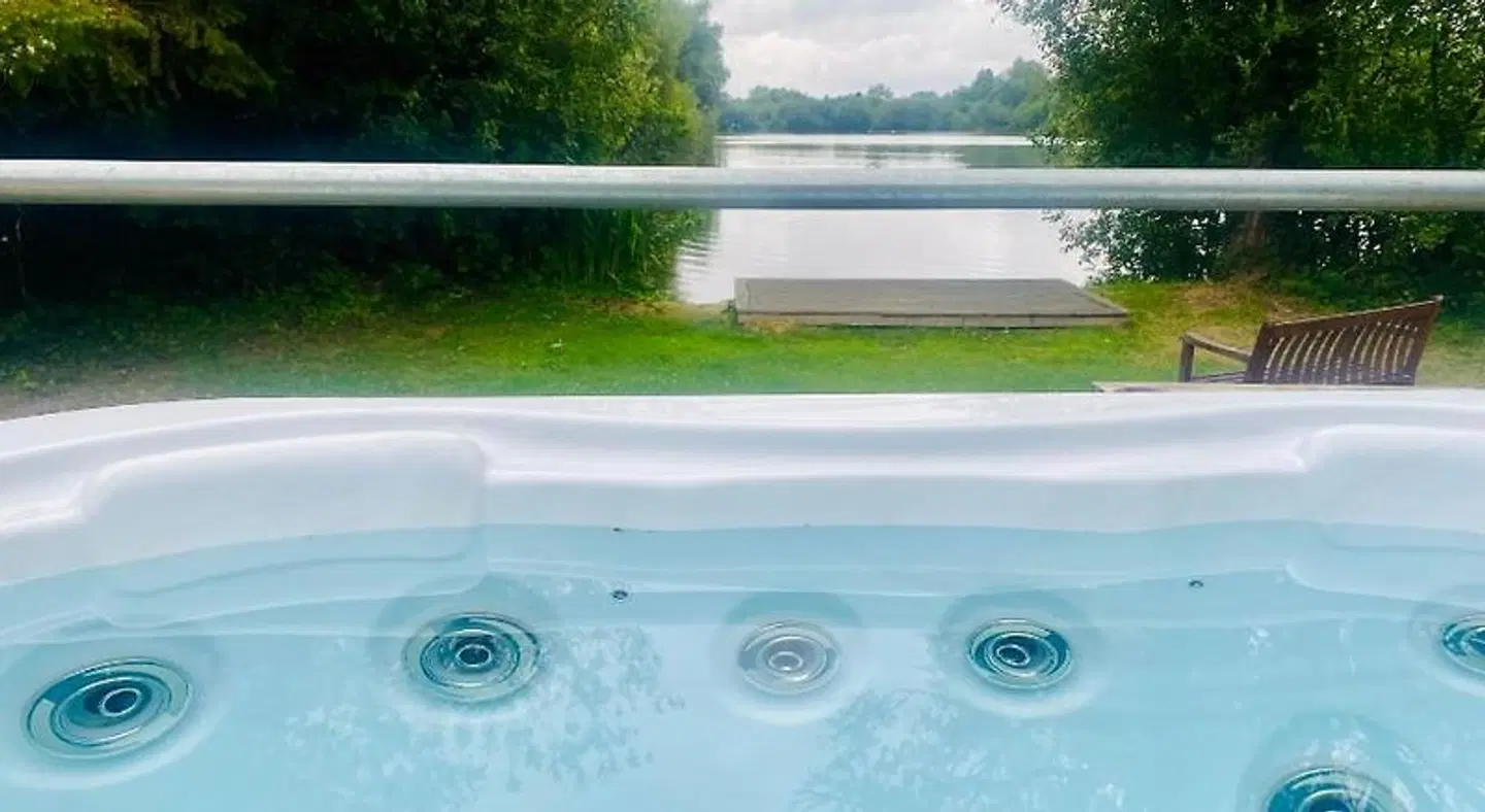 Woodlakes Park OUTDOOR_POOL