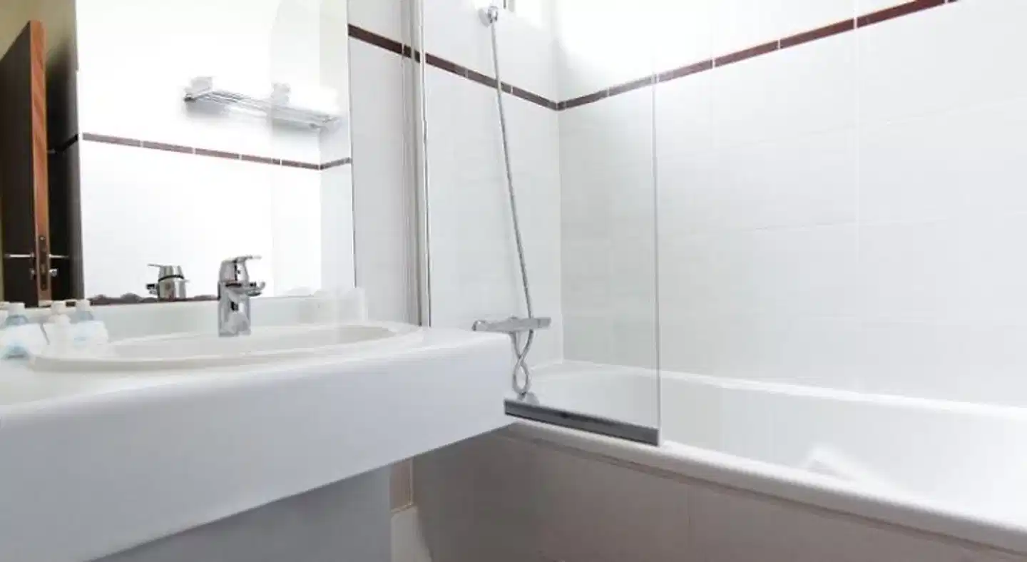 ResidHotel Paris Imperial Rennequin Badezimmer
