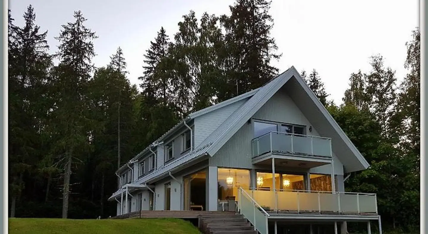 William Willa EXTERIOR