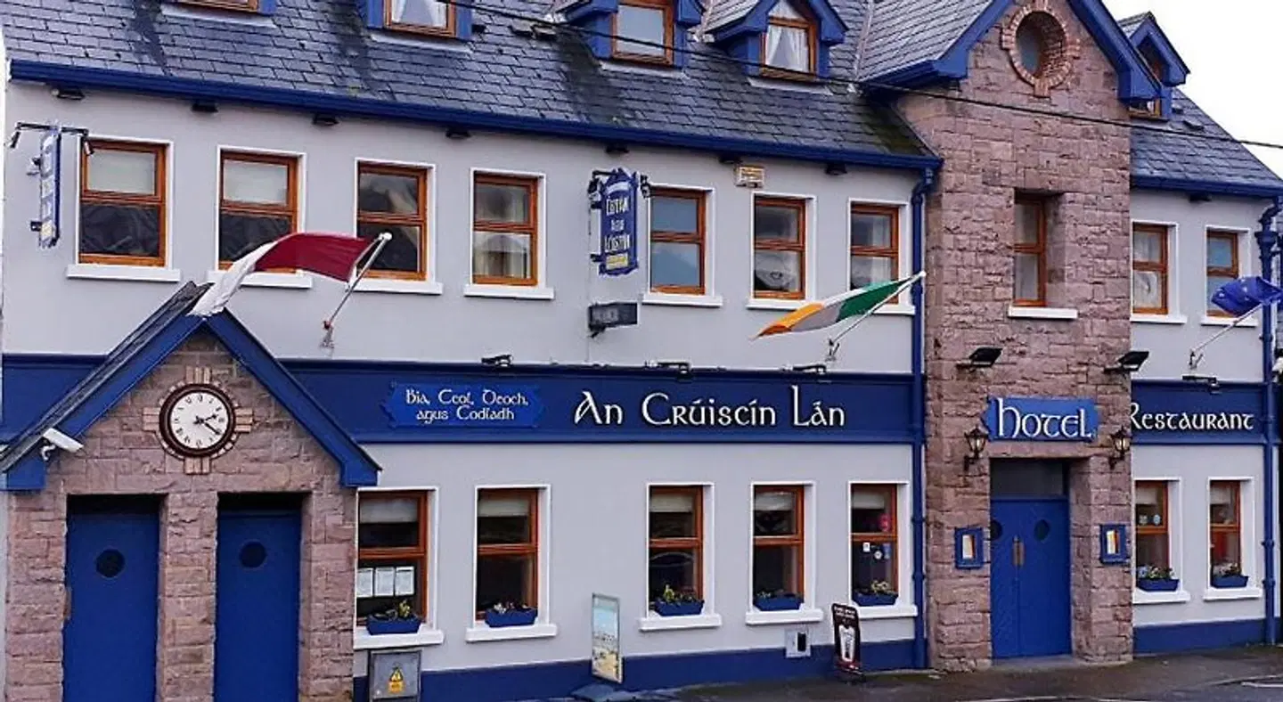 An Cruiscin Lan EXTERIOR