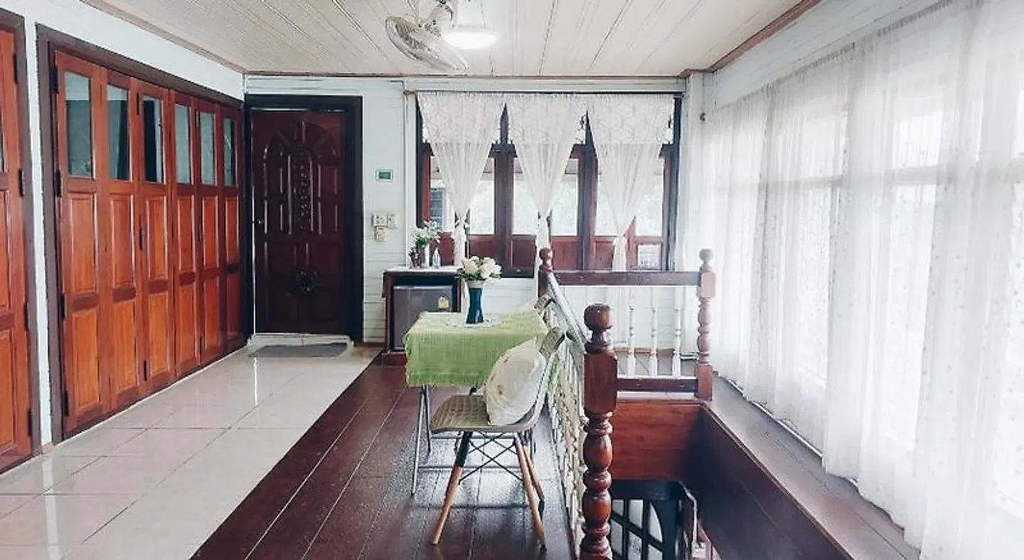 Green Riverside Homestay Bar