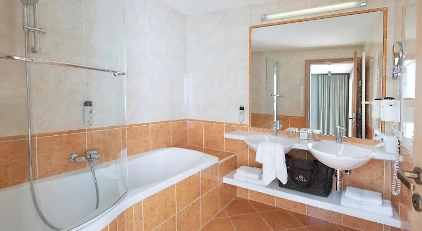 Hotel Schranz Badezimmer