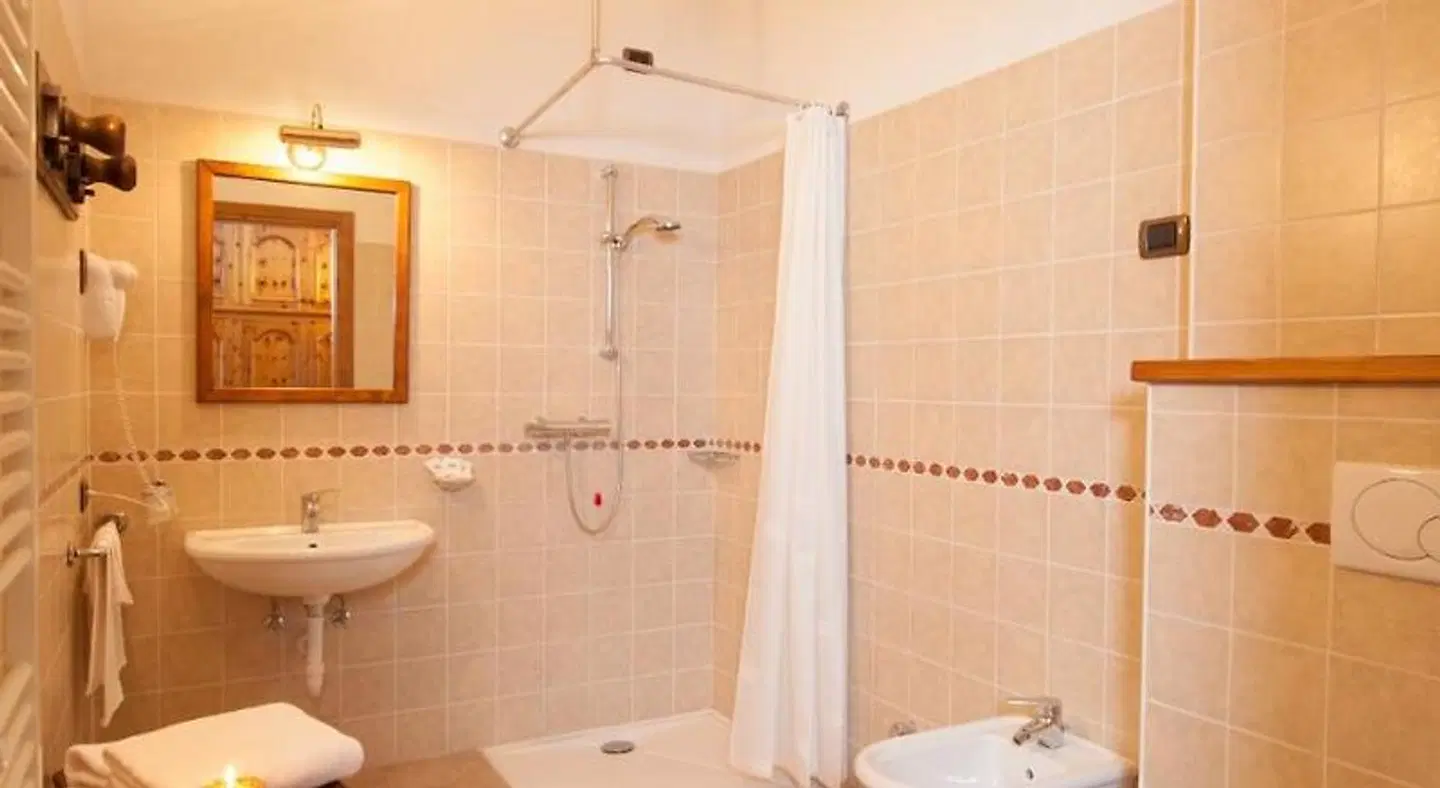 Hotel Genzianella Badezimmer
