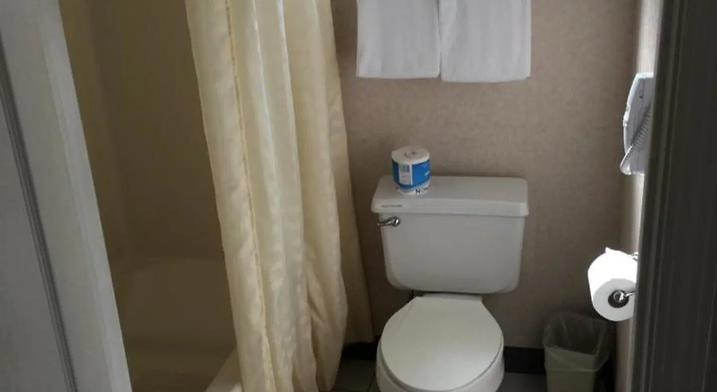 Garden Inn and Suites Fresno Badezimmer