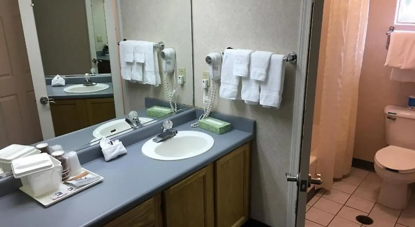 Garden Inn and Suites Fresno Badezimmer