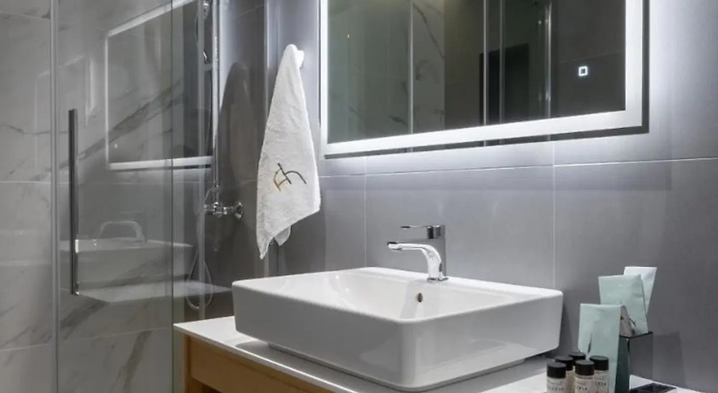 Athens Hill Luxury Apartments Badezimmer
