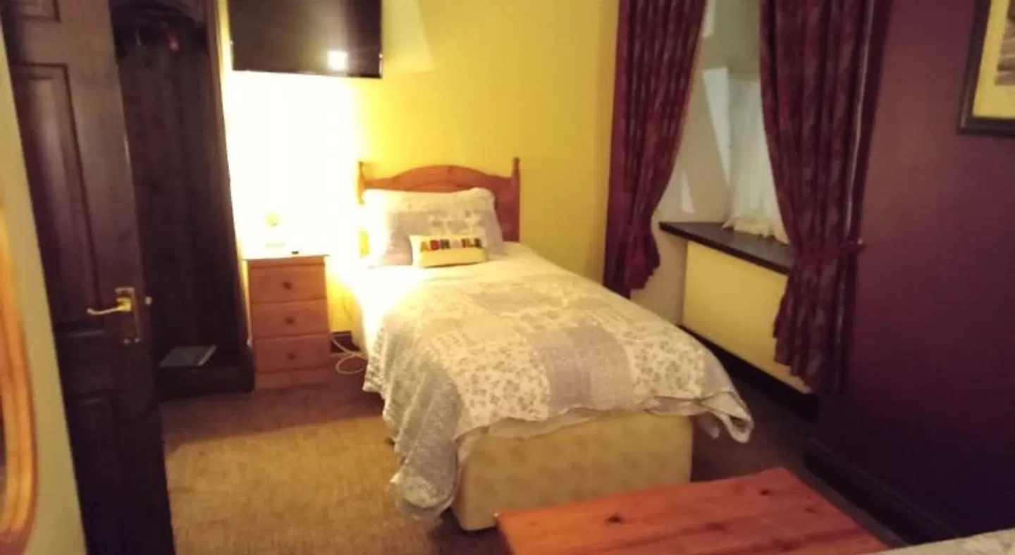 Buggle's Pub and Accommodation ROOM_EXAMPLE