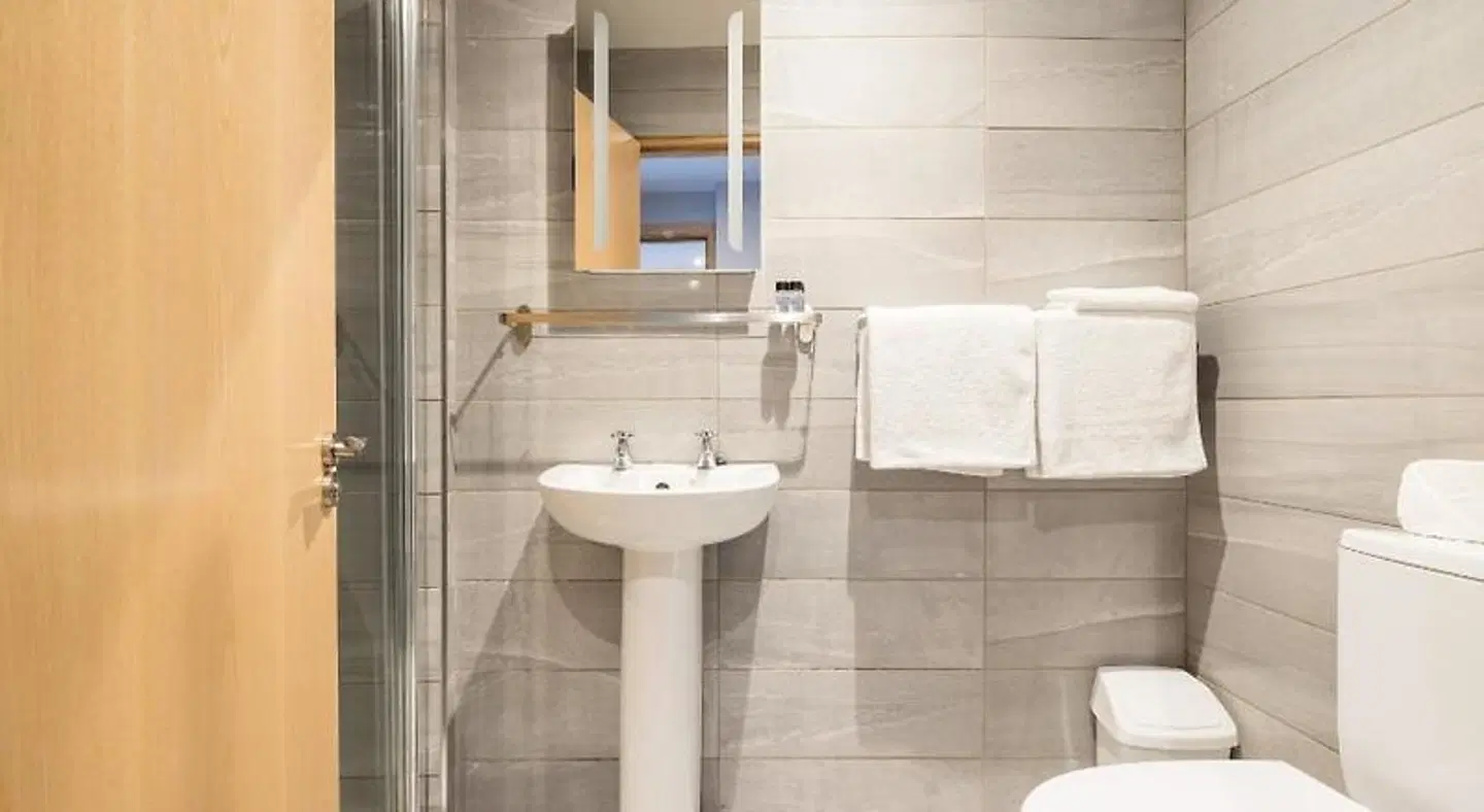 Ewings Bar & Accommodation Badezimmer