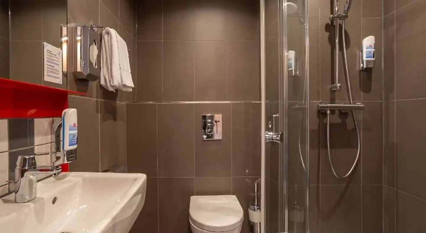 MEININGER Hotel Heidelberg Hauptbahnhof Badezimmer