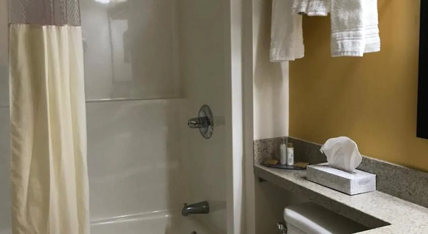 Bay Hill Inns & Suites, Neepawa Badezimmer