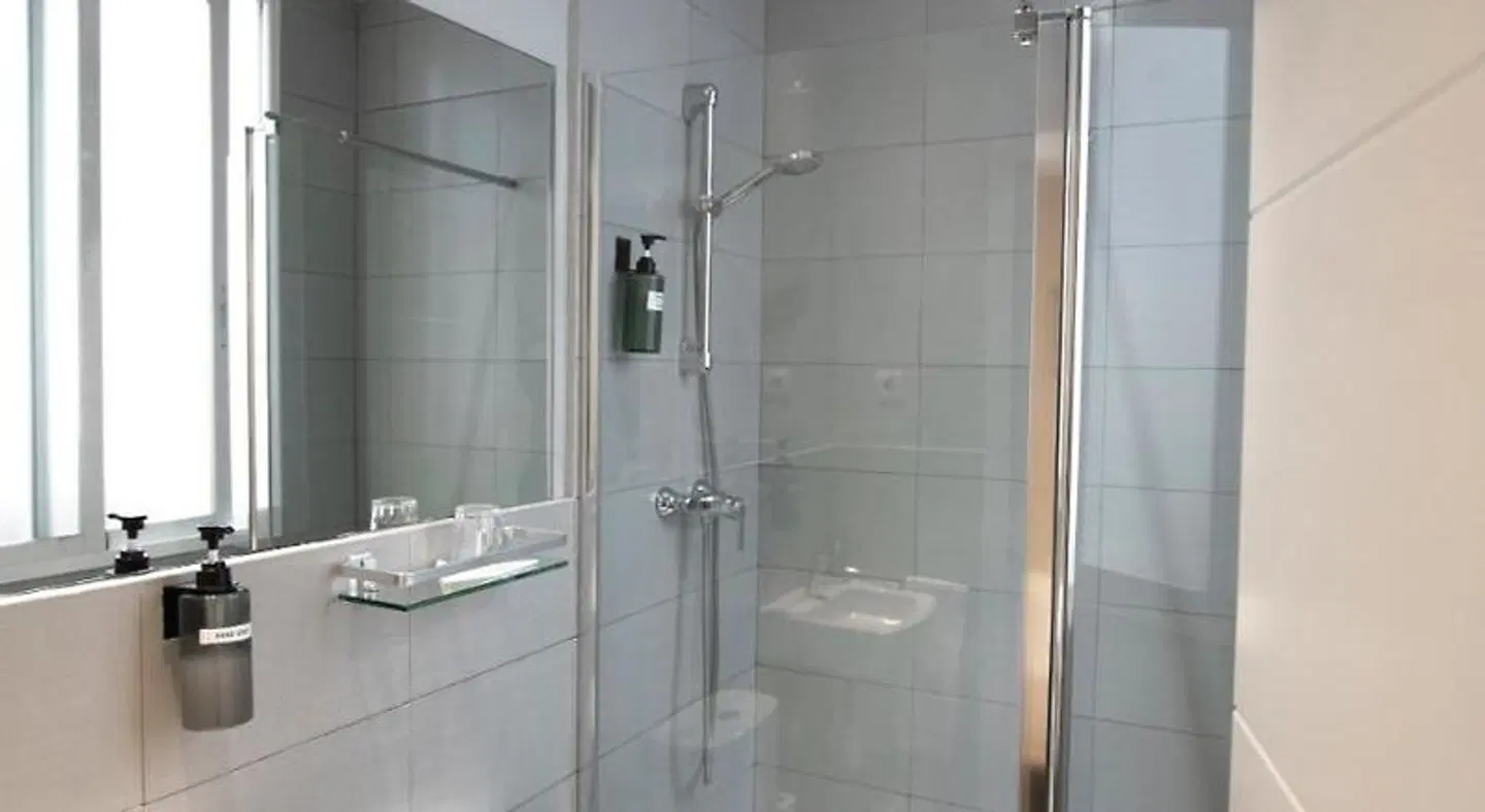 8Rooms Madrid Badezimmer