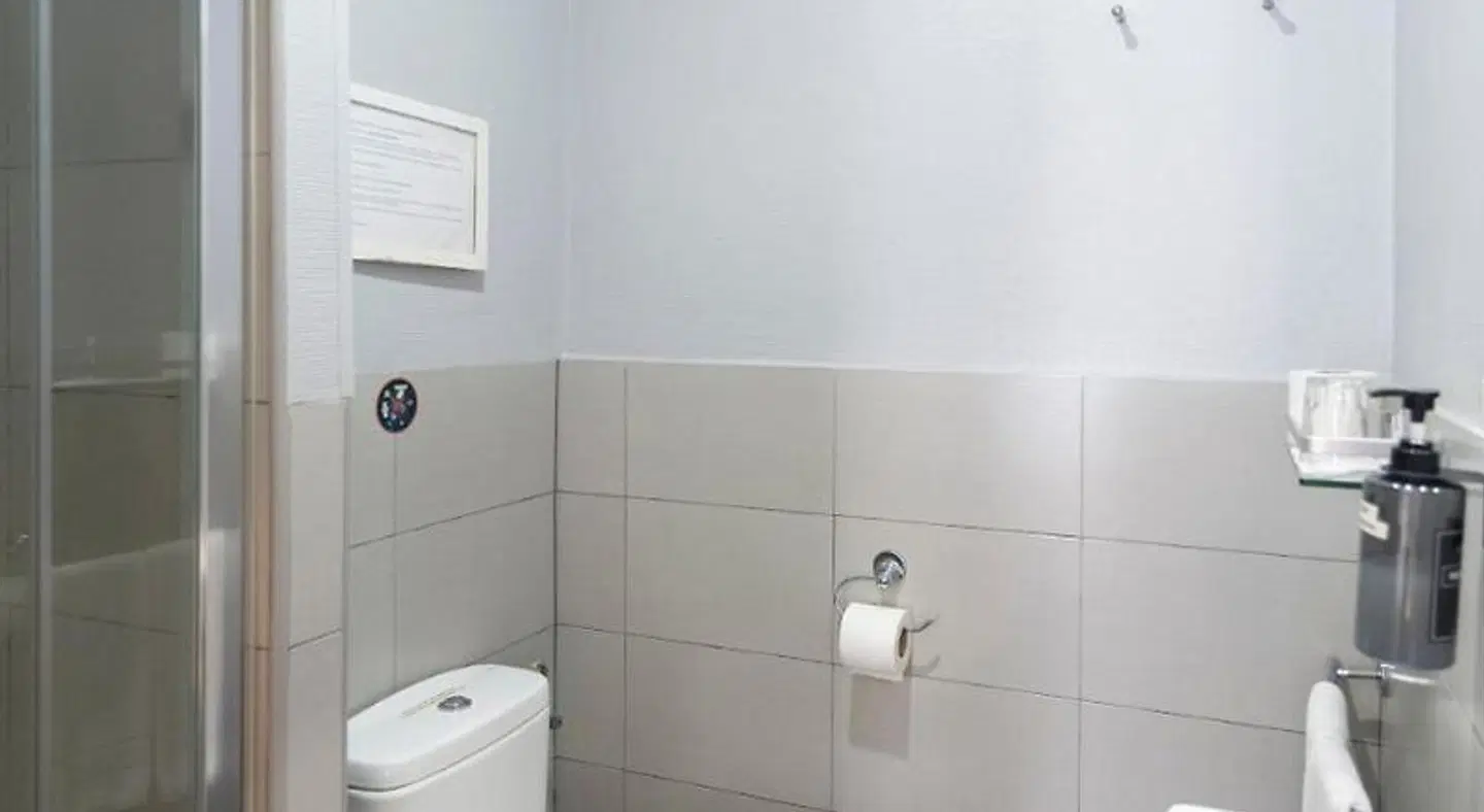 8Rooms Madrid Badezimmer