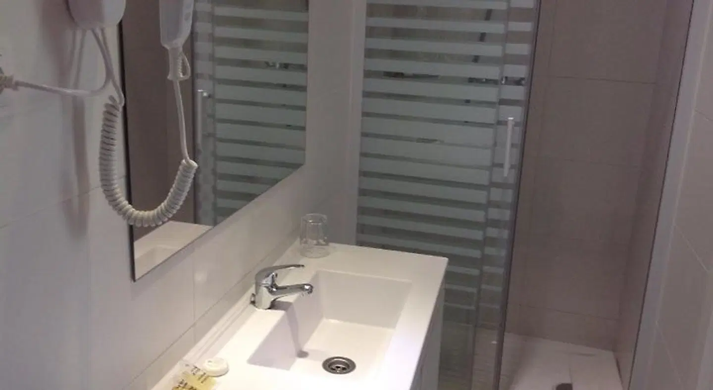 Hostalin Barcelona Diputación Badezimmer