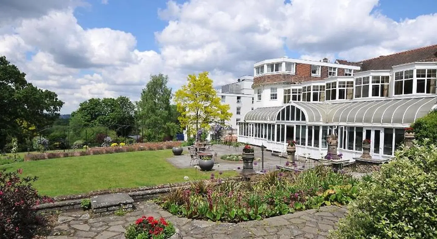 The Bromley Court Hotel EXTERIOR
