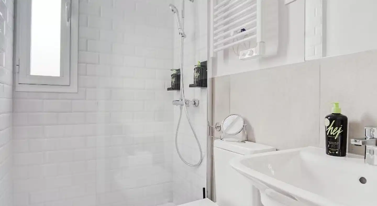 limehome Madrid Calle Ave Maria Badezimmer