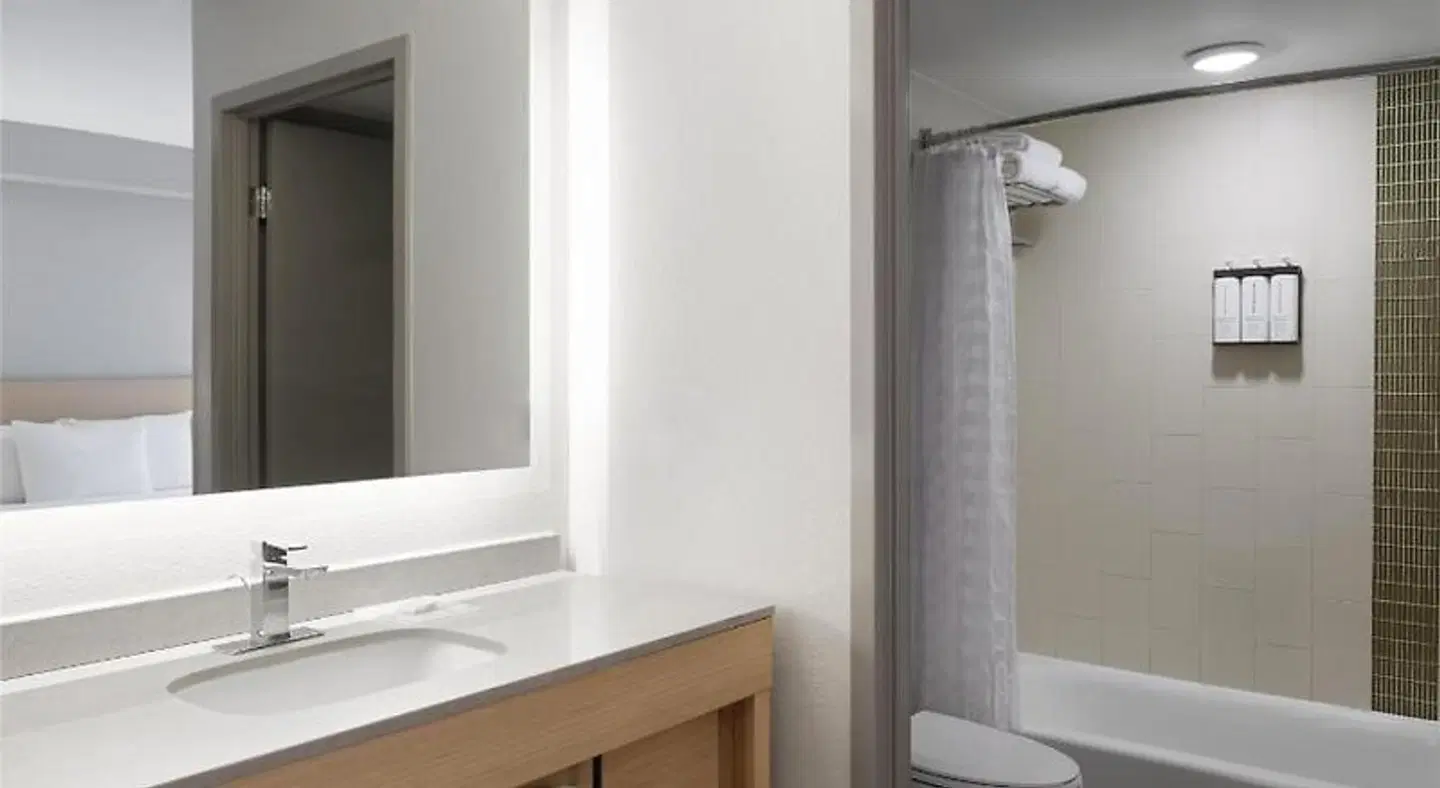 Hyatt Place Topeka Badezimmer