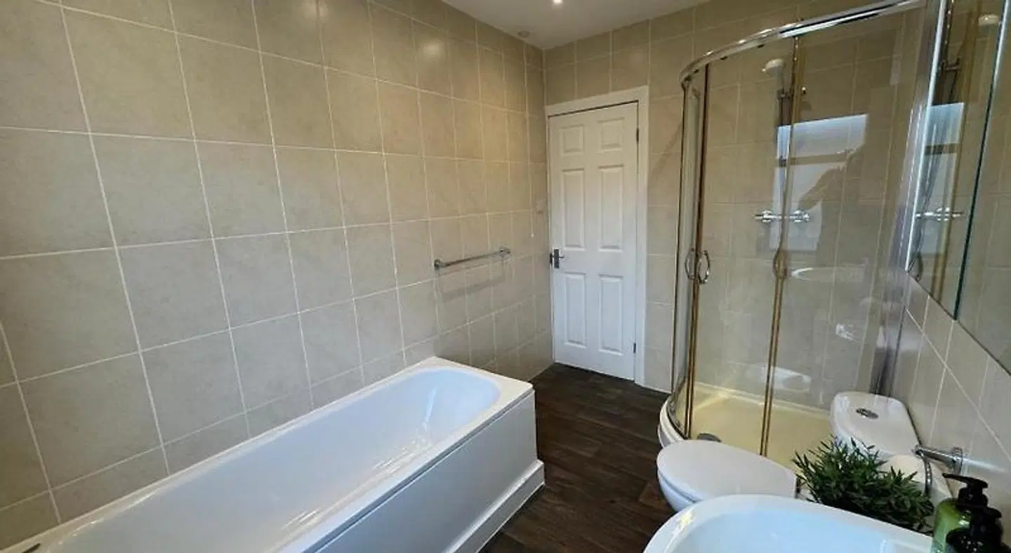 45 The Square Holiday Apartments Badezimmer