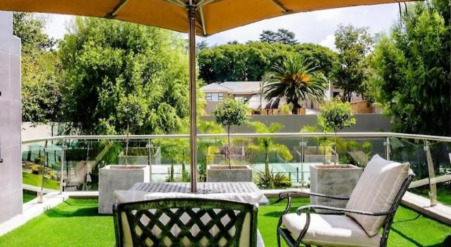 One O Eight Place Terrasse