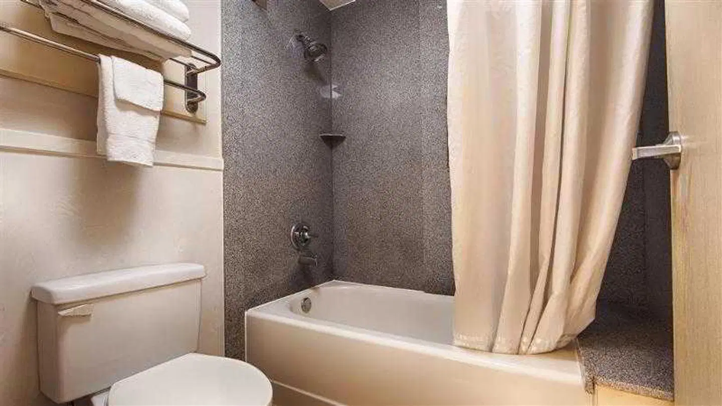 Quality Inn Airport I-240 Badezimmer