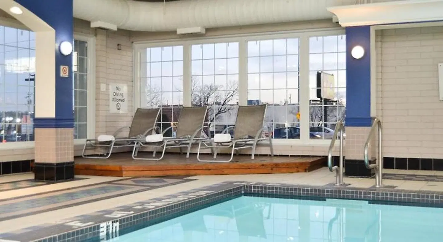 Amenida Residences Calgary Hallenbad